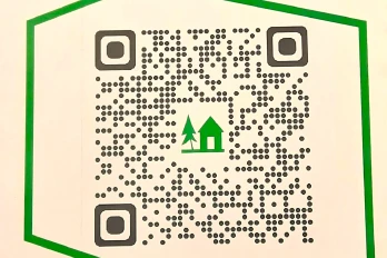 Grafika z kodem QR promująca sieć schronisk PTSM