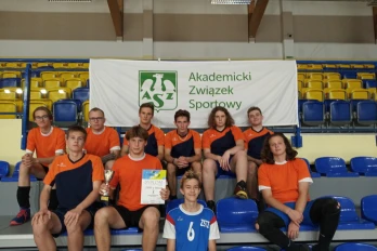 Siatkówka z SKS-u do AZS-u
